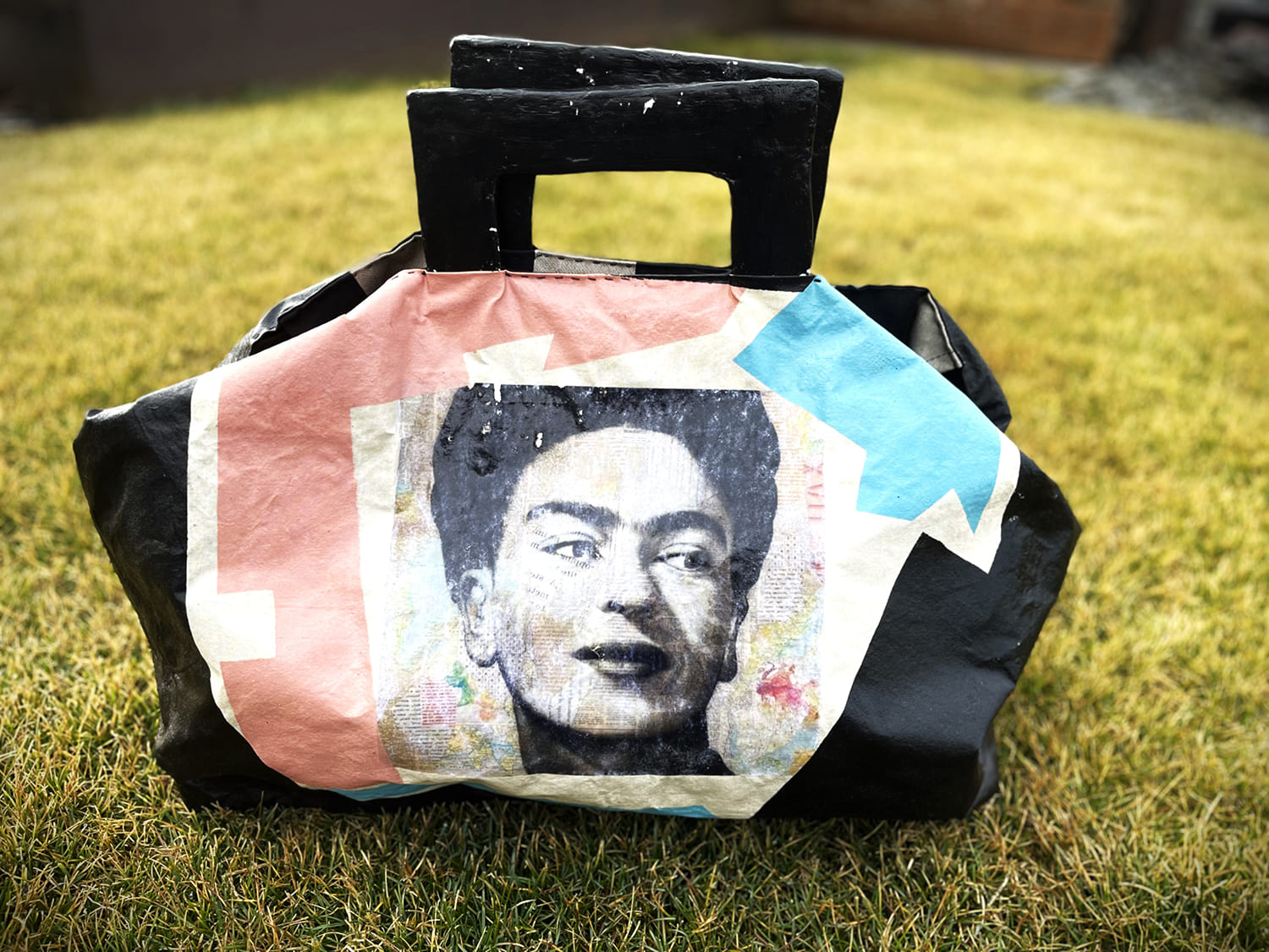 Tasche Frida auf Gras
